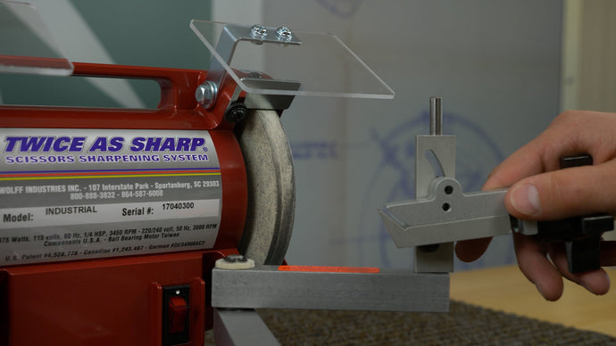 Cómo utilizar de forma segura su afilador de tijeras Twice as Sharp®